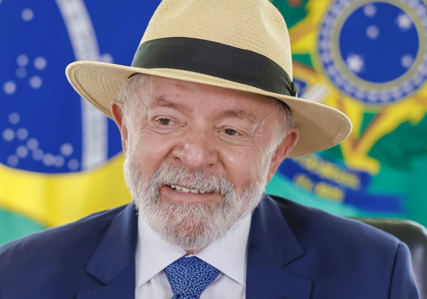 Lula aproveita doação para o Corinthians e desmente taxação do PIX