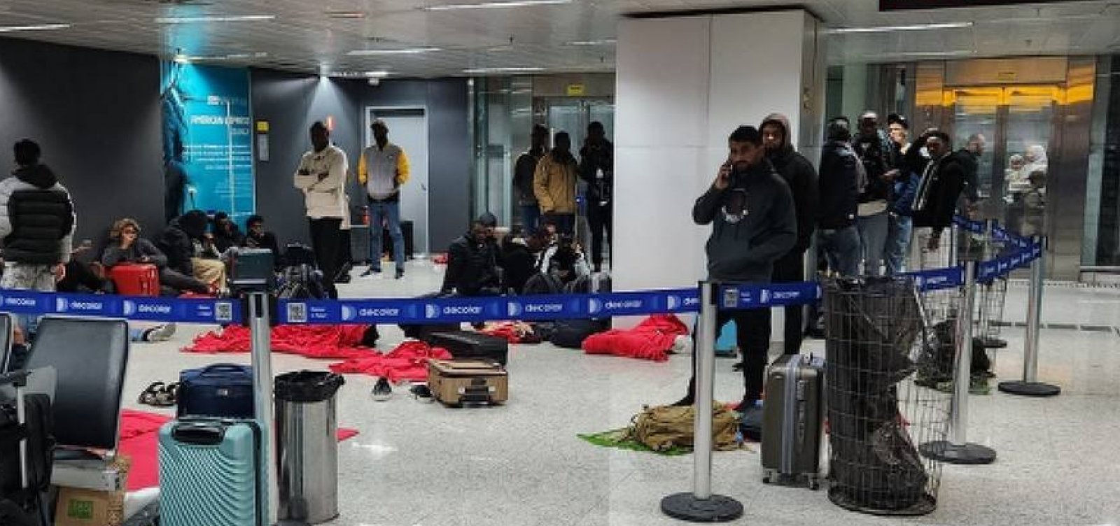 Governo foge da responsabilidade e empurra custo de migrantes para companhias aéreas