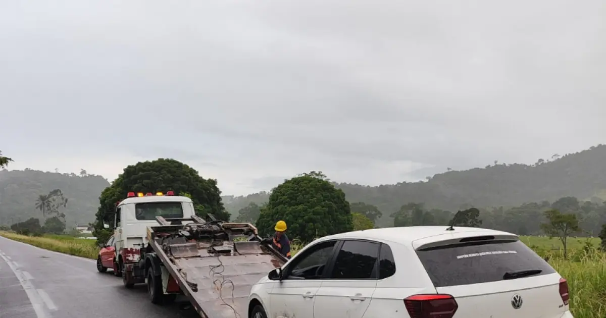 Carro sai da pista na BA-650 durante chuva, mas motorista escapa ileso
