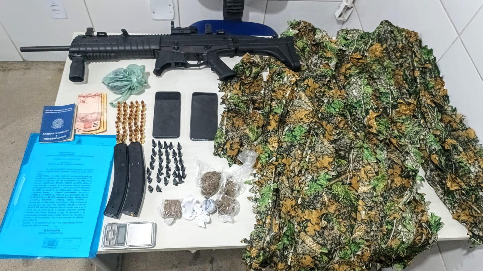 Mulher com uma carabina e drogas é detida pela PM em Macarani