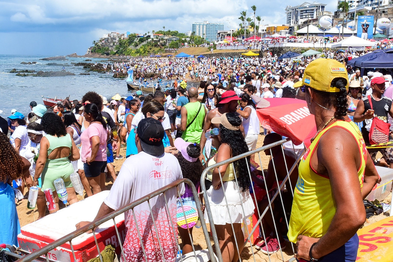Multidão de baianos e turistas lota ruas do Rio Vermelho para reverenciar Iemanjá