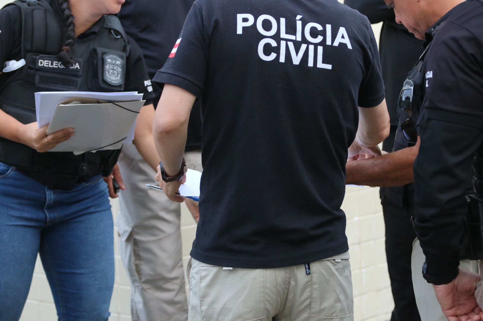 Policiais civis cumprem mandado de prisão em Itapuã