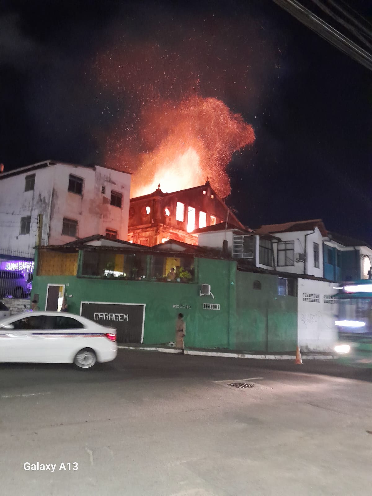 Incêndio de grandes proporções atinge casarão no Santo Antônio Além do Carmo