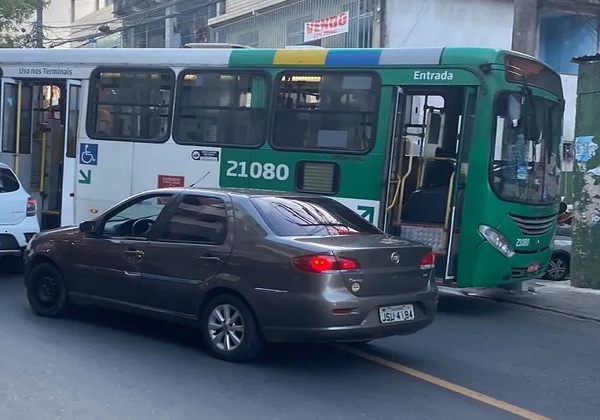 Protesto contra morte de jovem mecânico bloqueia vias e interrompe trânsito em Salvador