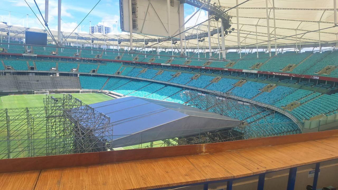 Palco bloqueia visão de torcedores na Arena Fonte Nova e gera revolta nas redes sociais