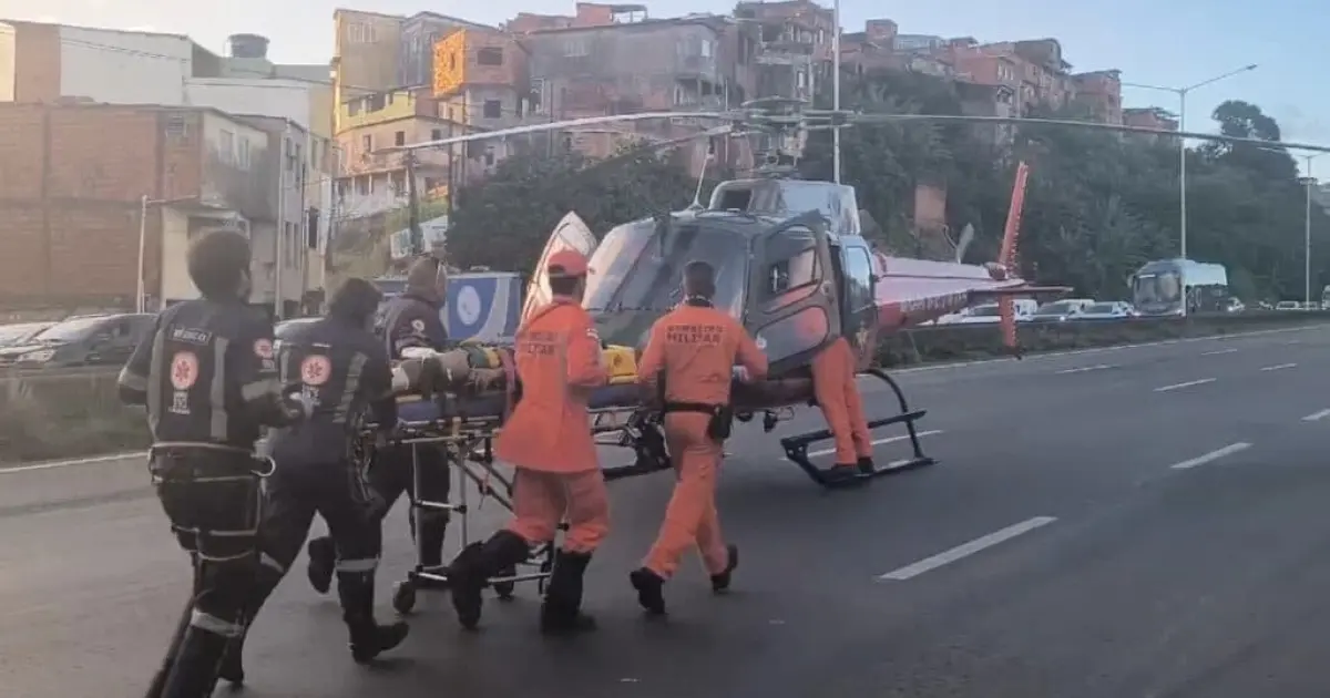 Motociclista cai de ribanceira na BR-324 e é resgatado por helicóptero