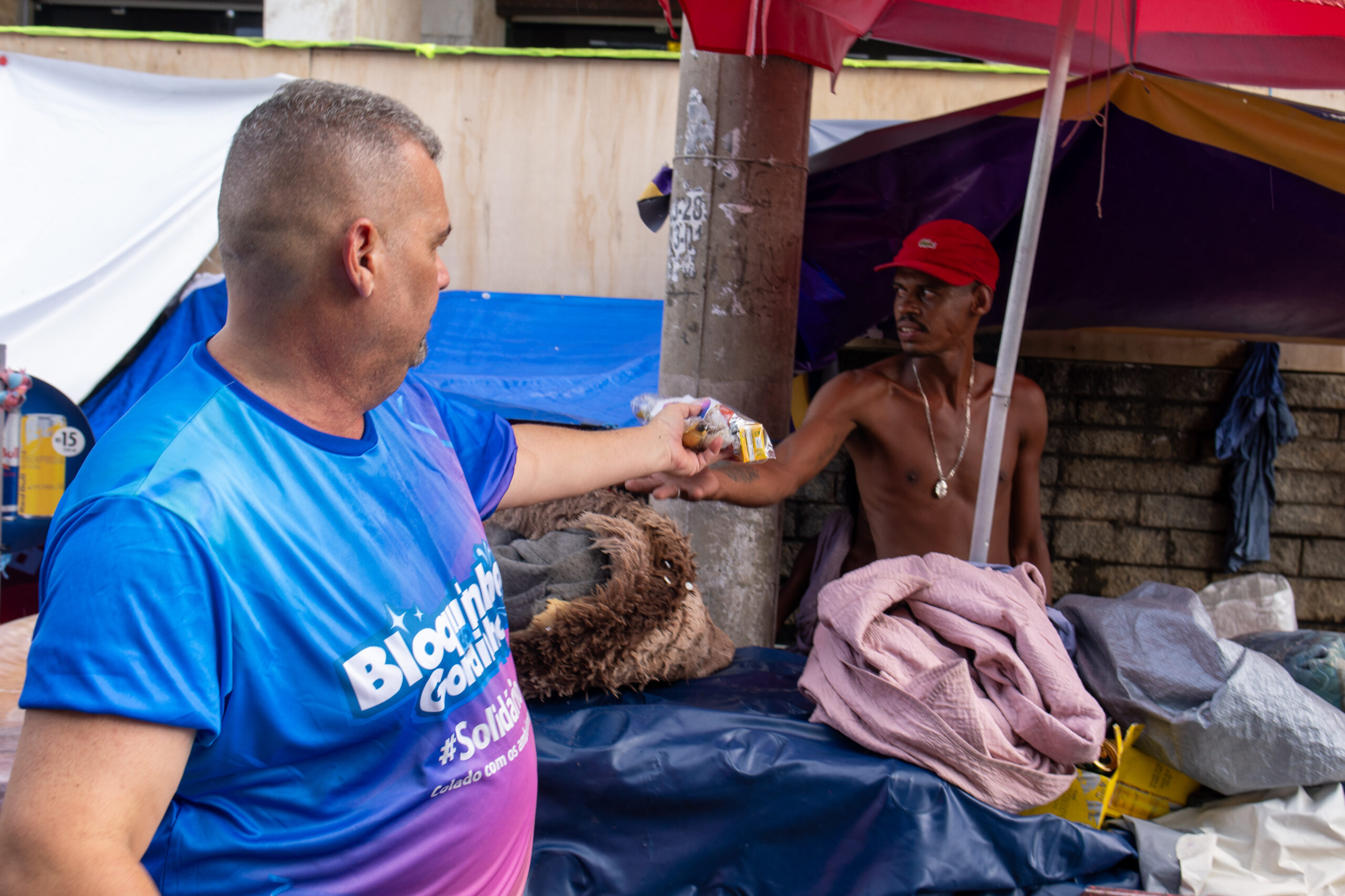 Gordinho da Favela entrega café da manhã para ambulantes no circuito Barra/Ondina
