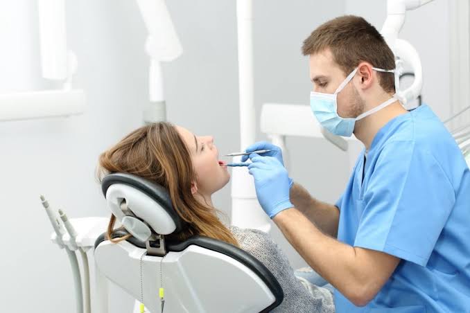 CFO avança em proposta para permitir cirurgias plásticas faciais por dentistas; CFM alerta para riscos