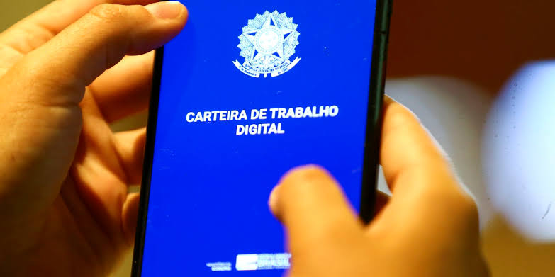 Empréstimo com FGTS como garantia atrai milhões de consultas, mas ministro pede cautela