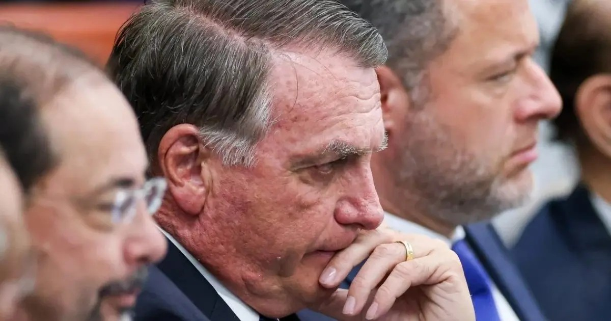 STF aceita denúncia contra Bolsonaro e aliados; ex-presidente vira réu