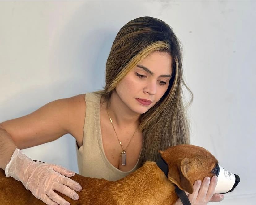‘É covardia’, diz Marcelle Moraes sobre abandono de animal no Rio Vermelho