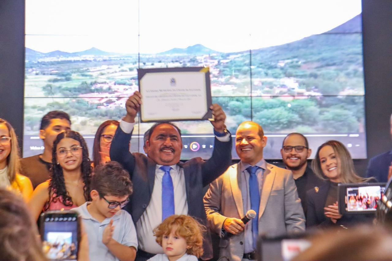 Deputado Roberto Carlos recebe Título de Cidadão Soteropolitano das mãos do filho, vereador Randerson Leal