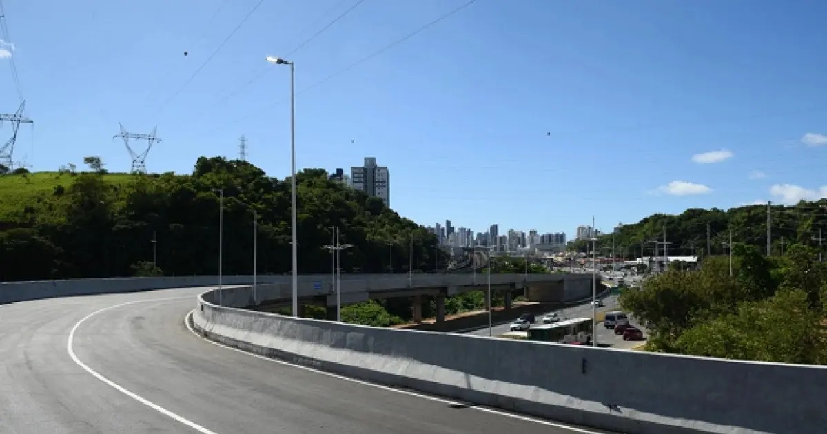 Novo viaduto altera trajeto de seis linhas de ônibus em Salvador