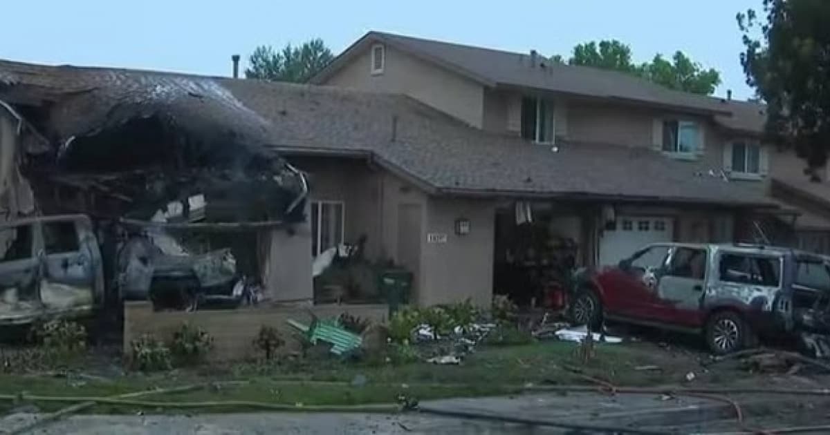 Avião de pequeno porte cai em área residencial de San Diego e deixa mortos