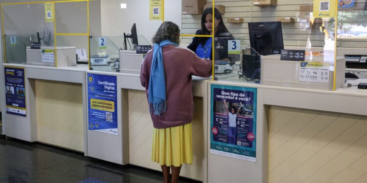 Quase meio milhão de aposentados reclamam em correios de descontos abusivos.