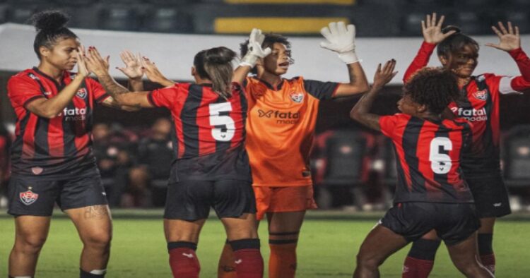 O Esporte Clube Vitória enfrenta o Atlético Mineiro nas quartas de final da segunda divisão do futebol feminino brasileiro