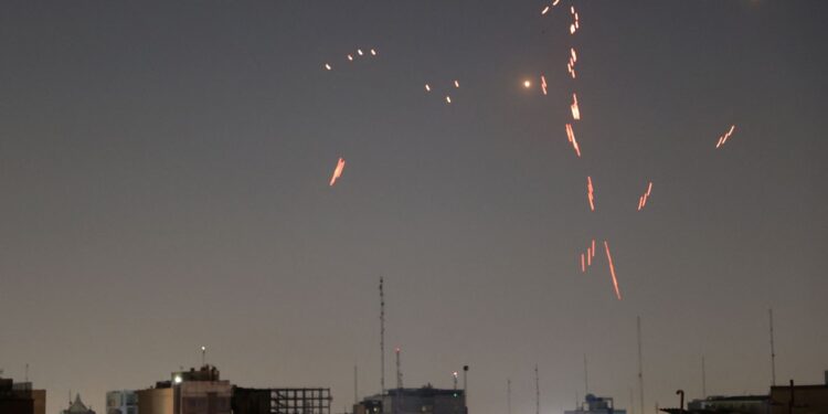 Identificação de brasileiros que desejam evacuar Israel tem início na embaixada