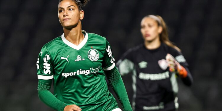 Campeonato Brasileiro de Futebol Feminino: Fluminense é derrotado pelo Palmeiras e vê suas chances se complicarem.