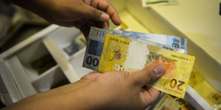 Salário médio no Brasil atinge R$ 3.270