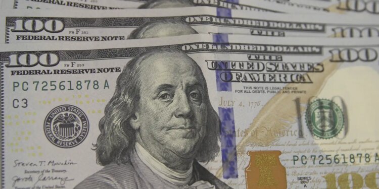 Cotacao do dolar recua para R$ 5,49 com redução da alta do IOF e inflação mais baixa