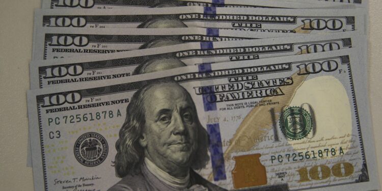 Cotação do dólar fecha em queda a R$ 5,48