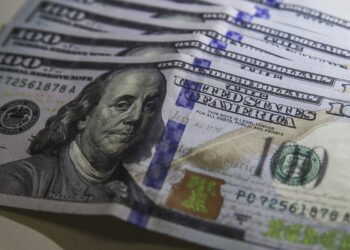 Cotação do dólar está abaixo de R$ 5,50 pela primeira vez em oito meses
