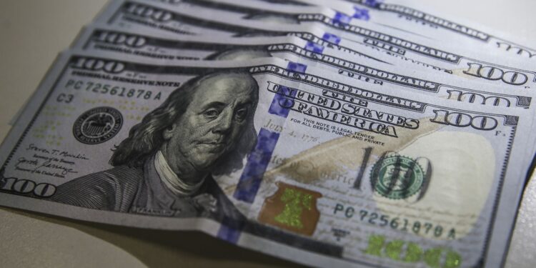 Cotação do dólar está abaixo de R$ 5,50 pela primeira vez em oito meses