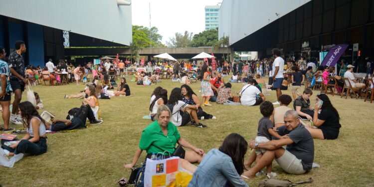 Ingressos da Bienal do Livro se esgotam no segundo dia do evento