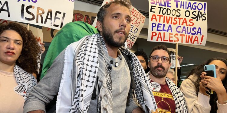 Thiago Ávila regressa ao Brasil e é saudado por ativistas pró-Palestina