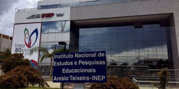 Ministério da Educação remunera até R$ 864 diários ao certificador do Enem e PND