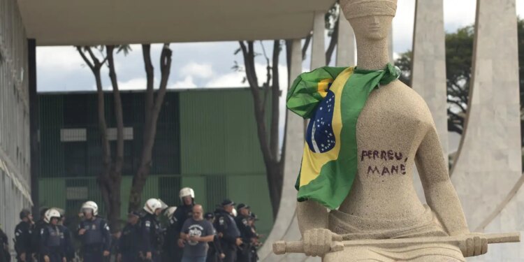 Suprema Corte rejeita apelação de mulher que vandalizou monumento em dia de festa.