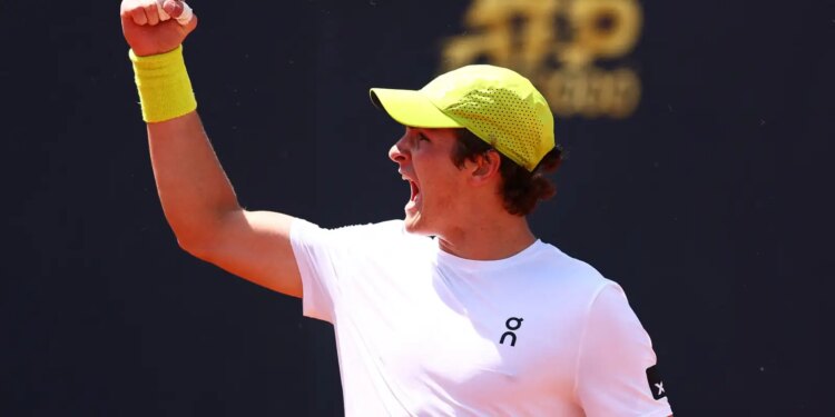 João Fonseca se classifica para a próxima rodada no torneio de tênis de Eastbourne, último evento antes do Grand Slam de Wimbledon