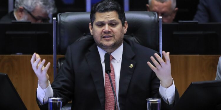Alcolumbre apresenta proposta para investigar irregularidades no Instituto Nacional do Seguro Social por meio de Comissão Parlamentar Mista de Inquérito.
