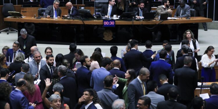 Câmara concede urgência para votar projeto que busca revogar decreto do imposto sobre operações financeiras.