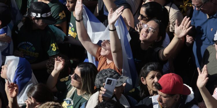 Milhares participam da marcha com tonalidades políticas em prol de Jesus, em São Paulo.