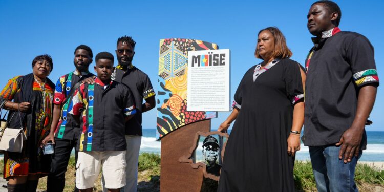 Homenagem em Praia do Rio de Janeiro é Inaugurada em Memória de Moïse Kabambayi, Refugiado Congolês Assassinado em 2022.