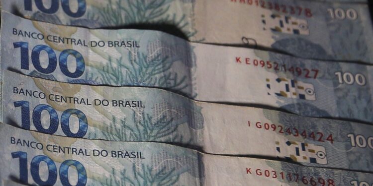 Estudo: tributação de grandes fortunas promoveria igualdade socioeconômica.