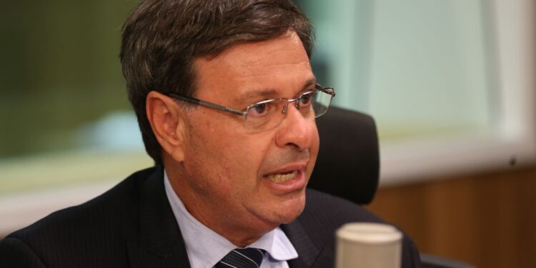 Decisão do ministro Alexandre de Moraes determina a libertação do ex-ministro Gilson Machado.