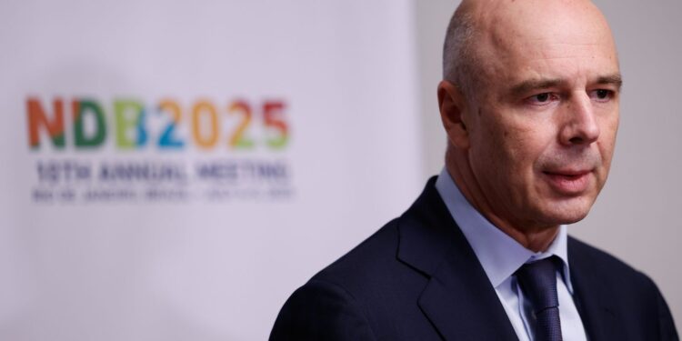 Rússia Persiste em Busca por Alternativa ao Dólar, Apesar da Divergência no Brics