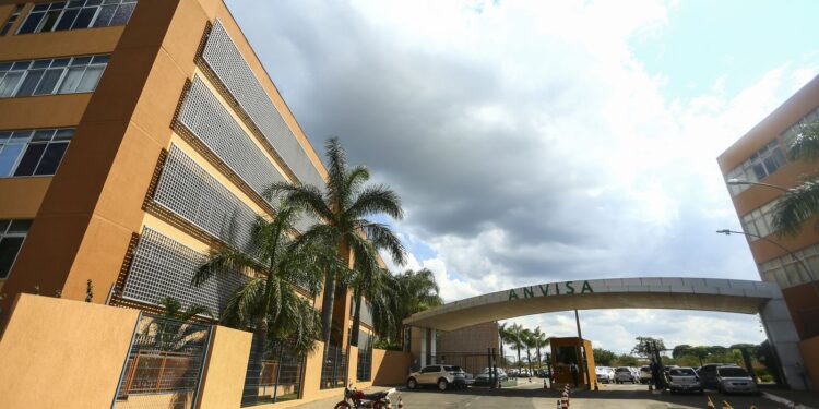 Agência Nacional de Vigilância Sanitária (Anvisa) emitiu, na última segunda-feira (7), um alerta de segurança destacando os riscos à saúde e ao cabelo associados ao uso de produtos alisantes capilares.