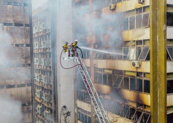 Incêndio de grandes proporções destrói casarões no Comércio e mobiliza bombeiros por 37 horas