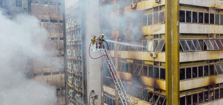 Incêndio de grandes proporções destrói casarões no Comércio e mobiliza bombeiros por 37 horas