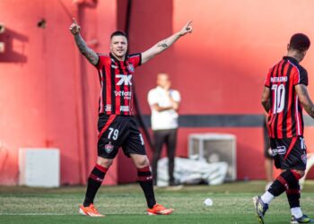 Vitória colocou um ponto final nos dois jejuns ao voltar a vencer e balançar as redes após mais de dois meses. Na tarde deste domingo (20), o Leão bateu o Red Bull Bragantino por 1 a 0, no Barradão, pela 15ª rodada do Campeonato Brasileiro. Renato Kayzer foi o autor do gol que definiu o placar da partida.