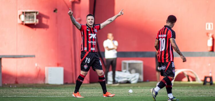 Vitória colocou um ponto final nos dois jejuns ao voltar a vencer e balançar as redes após mais de dois meses. Na tarde deste domingo (20), o Leão bateu o Red Bull Bragantino por 1 a 0, no Barradão, pela 15ª rodada do Campeonato Brasileiro. Renato Kayzer foi o autor do gol que definiu o placar da partida.