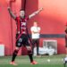 Vitória colocou um ponto final nos dois jejuns ao voltar a vencer e balançar as redes após mais de dois meses. Na tarde deste domingo (20), o Leão bateu o Red Bull Bragantino por 1 a 0, no Barradão, pela 15ª rodada do Campeonato Brasileiro. Renato Kayzer foi o autor do gol que definiu o placar da partida.