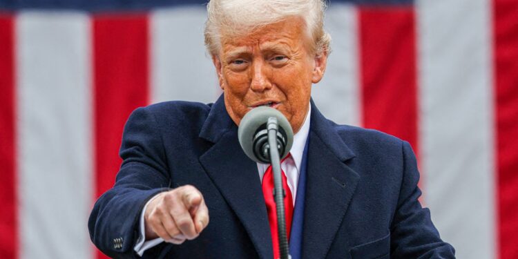 Trump anuncia imposto de 10% para nações que aderirem ao bloco dos Brics