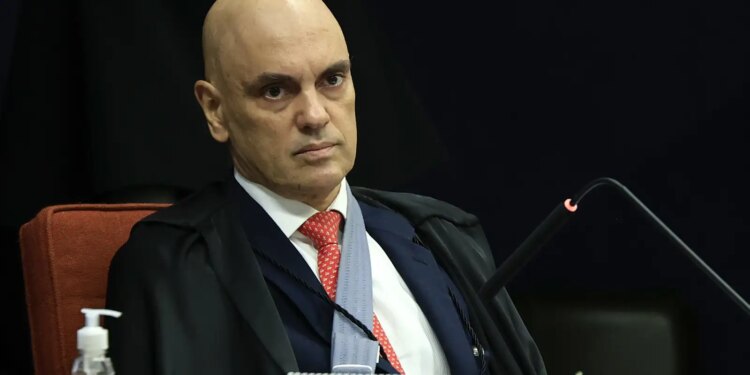 Moraes exige que militar abandone farda para depor