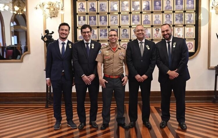 Leo Prates é homenageado no Rio por atuação na Câmara em defesa da prevenção de desastres