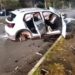 Acidente impressiona nas redes: carro parte ao meio e motor vai parar na calçada, mas ocupantes saem ilesas
