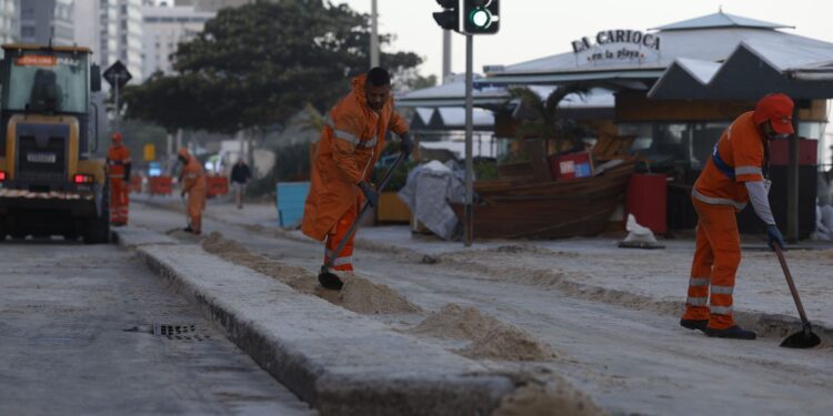 Ondas gigantes deixam rastro de pinguins mortos na praia do Rio